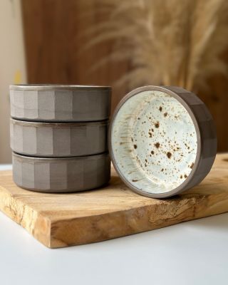 První mini misky už jsou na světě 🌱🤎 A jaký se za nimi schovává příběh? Ondra ji původně vymyslel jako misku pro kočky 🐱,...