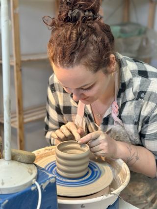 In love with these wavy cups 🥰♥️. Dnešek patří wavy cupům - točím, ladím a přemýšlím, jaké barvy jim tentokrát vyberu 😍 Už...