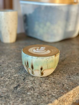 Coffee & ceramics & Friday ✨ My favorite trio 🤎 Krásný víkend 😍 #keramika #ceskakeramika #pottery #coffee #latteart...