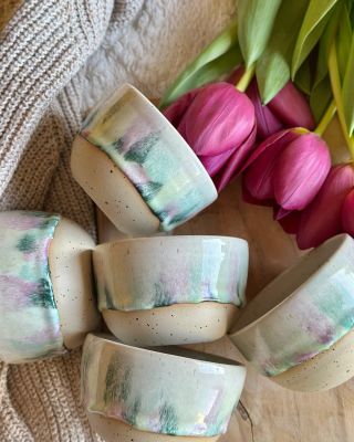 Pixie 🧚‍♀️🧚 a Pastelkové - pomalu budeme oživovat i staré barevné kombinace 🩷💛. Dlouho se neukázaly co? 😆 Které byste rádi...