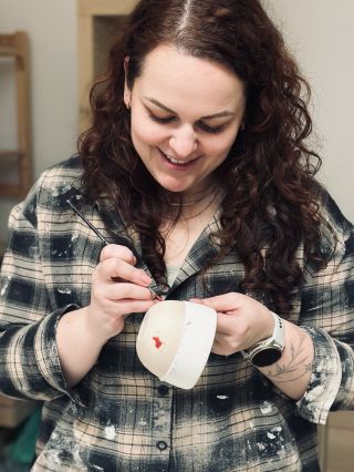 Zrovna glazuju vánoční hrníčky♥️🤍 Pec valí, my glazujeme a čekají nás ještě 4 pracovní dny do dokončení 🎁 E-shop update:...