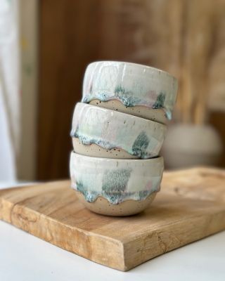 Pixie 🧚‍♀️ - taková jedinečná barevnost ✨ A kdo na ně počká, objeví se zase 13.12 😍 #keramika #ceskakeramika...